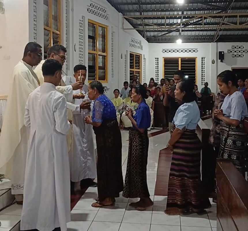 Umat Katolik Santu Yosef Lewotobi Mencium Dua Reliqui Santu Petrus yaitu Pecahan Batu Bata Pintu Makam dan Bongkahan Tanah Makam Santo Petrus di Basilika Santo Petrus Vatikan, yang dibawa Padre Marco, SVD, dalam misa di Gereja Santu Petrus Lewouran, Rabu 5 Agustus 2026, sore: Foto (SJS/OLA/Ranakanews.com)