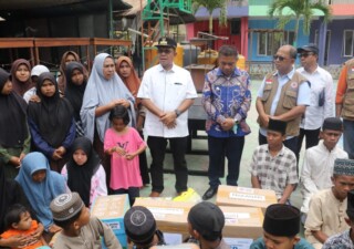 Kunjungi Pesantren Walisanga Ende, Gubernur Melki Serahkan Bantuan Untuk Santri Terdampak Gempa Flores