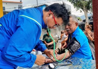 Dokter Iwan Mariono Keliling Flores, Tujuh Hari Distribusikan Obat dan Logistik untuk Korban Gempa