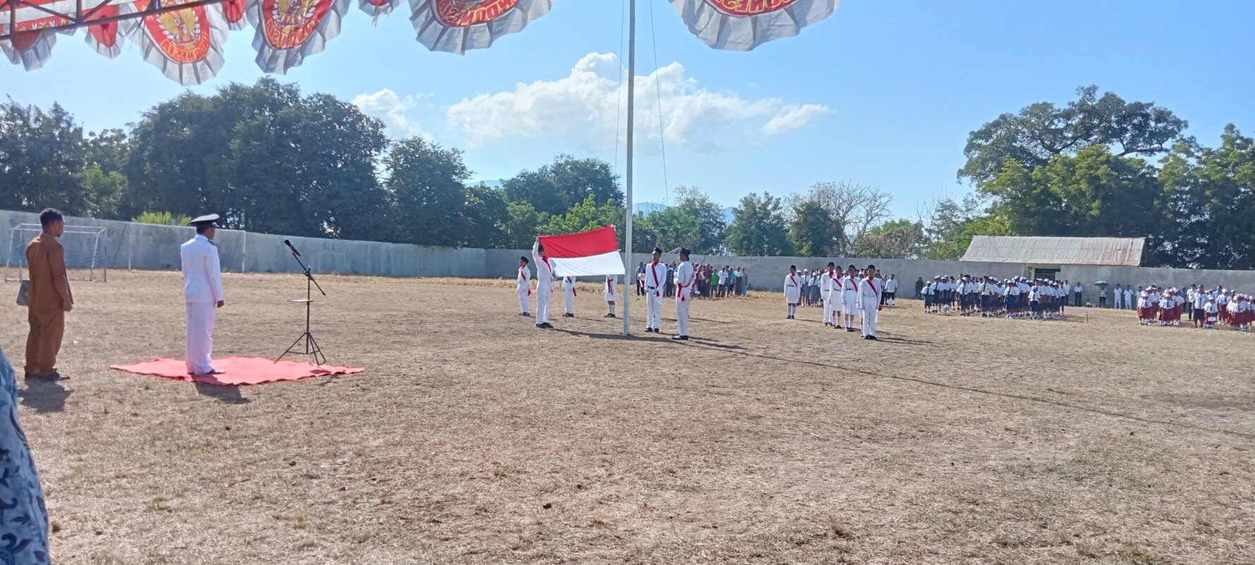 Detik-detik pengibaran Bendera Merah Putih dalam rangka memperingati HUT Proklamasi Kemerdekaan Republik Indonesia ke 81, Senin 17 Agustus 2026 Pagi, tingkat Desa Lewotobi dipimpin Kepala Desa Lewotobi Tarsisius Buto Muda di Stadion Bola Kaki Sorga Lewotobi yang berjalan lancar, meriah dan sukses: Foto (OLA/Ranakanews.com)