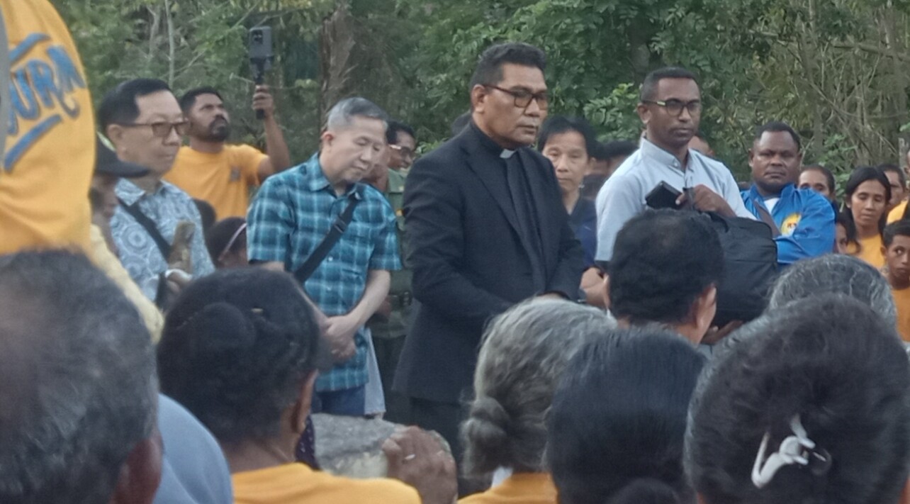 Padre Markus Solo Kewuta, SVD, akrab disapa Padre Marco, SVD tiba bersama Sahabatnya Paul Sudarma (tengah antara Padre Marco, SVD dan Romo Moses Atasoge, Pr), Johan Rusli (Kanan Padre Marco, SVD) dan Arif Wardana (Kacamata) disambut Umat di Pintu Gerbang Kampung Lewouran dalam tradisi adat Lewouran Lamaholot, dipenuhi ribuan umat dengan kembang Baju Kuning By Lewouran, Senin 3 Agustus 2026 pukul 17.00 WITA: Foto (OLA/Ranakanews.com)