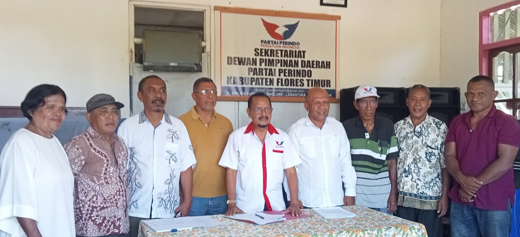 Konferensi Pers Anggota DPRD Flotim Partai Perindo Yakobus Mikael Krizik Basa Lewar,S.Kep bersama Ketua DPD Partai Perindo Flotim, Plasidius H.Fernandez dan Jajaran DPD Partai Perindo Flotim, di Sekretariat DPD Partai Perindo Flotim, Sabtu 22 Agustus 2026 siang yang menyatakan secara tegas Yakobus Mikael Krizik Basa Lewar,S.Kep masih menjabat Anggota DPRD Flotim Partai Perindo dan Kader Partai Perindo Flotim, serta mendukung penuh upaya hukum Yakobus Mikael Krizik Basa Lewar ke Mahkamah Partai Perindo terkait keputusan Pergantian Antar Waktu Anggota DPRD Flotim Partai Perindo dan Pemberhentian Tetap Anggota Partai Perindo Flotim oleh DPP Partai Perindo: Foto (OLA/Ranakanews.com)