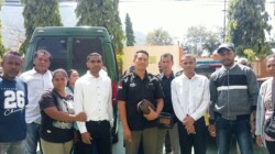 Terdakwa R dan F dalam kasus dugaan penganiayaan dan ancaman pembangunan terhadap korban TTK (65) di Desa Bedalewun Ile Boleng bersama Kuasa Hukum Dedi Hewen,SH dan keluarga usai sidang perdana di Pengadilan Negeri Larantuka, Selasa 15 September 2026: Foto (OLA/Ranakanews.com)