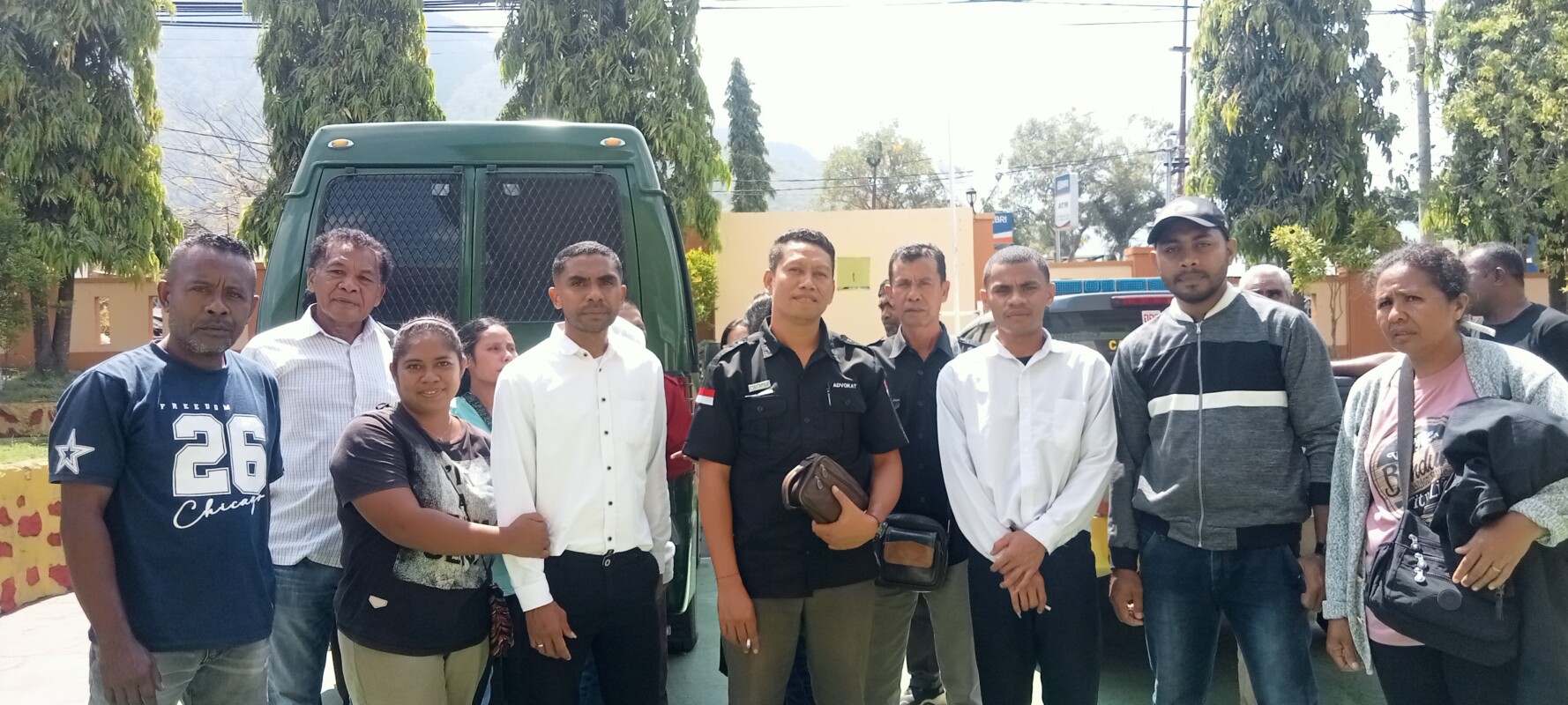 Terdakwa R dan F dalam kasus dugaan penganiayaan dan ancaman pembangunan terhadap korban TTK (65) di Desa Bedalewun Ile Boleng bersama Kuasa Hukum Dedi Hewen,SH dan keluarga usai sidang perdana di Pengadilan Negeri Larantuka, Selasa 15 September 2026: Foto (OLA/Ranakanews.com)