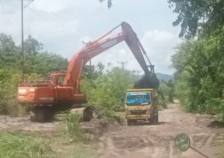 Exavator milik pengusaha di Flotim yang disewakan Pemda Flotim untuk bersihkan jalan Trans Nobo-Nurabelen-Lewotobi saat diterjang banjir lahar Gunung Lewotobi tahun lalu, lantaran Pemda Flotim tak punya Exavator yang bisa disiagakan di lokasi bencana: Foto (OLA/Ranakanews.com)