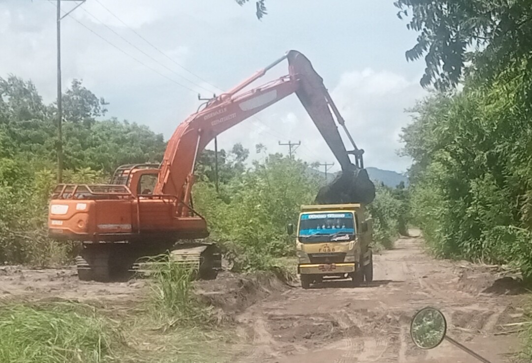 Exavator milik pengusaha di Flotim yang disewakan Pemda Flotim untuk bersihkan jalan Trans Nobo-Nurabelen-Lewotobi saat diterjang banjir lahar Gunung Lewotobi tahun lalu, lantaran Pemda Flotim tak punya Exavator yang bisa disiagakan di lokasi bencana: Foto (OLA/Ranakanews.com)