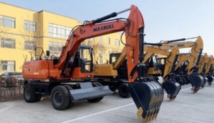 Pemda Flotim bisa membeli Excavator tipe beroda seperti ini supaya tidak perlu lagi membeli Tronton supaya mobilisasinya mudah ke lokasi pengerjaan dan lebih hemat biaya: Foto (OLA/Ranakanews.com)