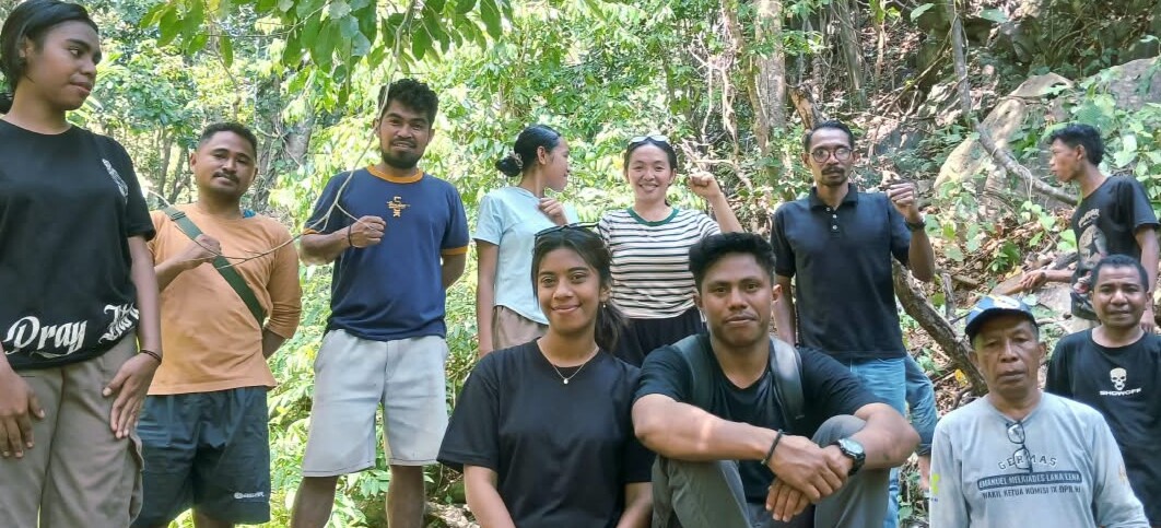 Ketua DPC Persatuan Alumni Gerakan Mahasiswa Nasional Indonesia (PA GMNI) Kabupaten Flores Timur, Yohanes Ibi Hurint,S.Sos.M.Si (Bertopi) memimpin langsung gerakan aksi peduli lingkungan tanam pohon dan pembersihan mata air Kepi'ang Desa Lewobelen, Sabtu 5 September 2026 sebagai rangkaian kegiatan jelang Konfercab II PA GMNI Flotim pada 12 September 2026 mendatang: Foto (OLA/Ranakanews.com)