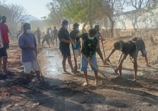 Gotong-royong Orang Muda Katolik Paroki St.Yosef Lewotobi bersama Camat Ile Bura, Babinsa, Bhabinkamtibmas, Kepala Desa Nurabelen, Kepala Puskesmas Ile Bura dan Warga membersihkan sisa lahar Gunung Lewotobi di area TPI Nurabelen, Jumat 11 September 2026, siang hingga sore: Foto (OLA/Ranakanews.com)