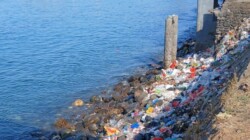 Tumpukan sampah rumah tangga yang dibuang di pinggir pantai kompleks pertokoan Waiwerang, dan dibakar menyebabkan polusi udara mengganggu serta membahayakan kesehatan warga di sekitarnya. Bahkan, ada warga Tionghoa yang saat ini menderita sakit paru penuh asap putih sesuai hasil pemeriksaan dokter: Foto (MLS/OLA/Ranakanews.com)
