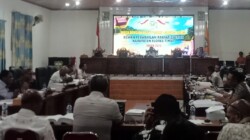Anggota Badan Anggaran DPRD Flotim dari Partai Golkar, Yoseph Sani Bethan saat berbicara di forum Rapat Banggar yang dipimpin Ketua DPRD Flotim, Albert Ola Sinour, Jumat 25 September 2026 malam dalam evaluasi kegiatan OPD dan penetapan APBD perubahan tahun 2026: Foto (OLA/Ranakanews.com)
