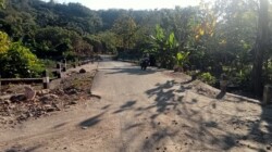 Lokasi Kuari milik Bapa Ignasius Kelen di Desa Aransina, pas di batas desa Aransina-Latonliwo, sekaligus titik nol proyek Hotmix jalan 2,5 Km dengan pagu Rp7,5M APBD Flotim tahun 2026, yang dikerjakan CV.Thosiba 79. Kuari seluas 1 hektar lebih ini sudah bersertifikat, uji laboratorium dan berjasa besar dalam proyek Hotmix jalan Aransina-Latonliwo tahun 2023-2024 yang dikerjakan PT.BKK. Kini, Kuari ini juga siap dukung proyek Hotmix 2,5 Km Latonliwo-Basira: Foto (OLA/Ranakanews.com)