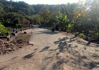 Lokasi Kuari milik Bapa Ignasius Kelen di Desa Aransina, pas di batas desa Aransina-Latonliwo, sekaligus titik nol proyek Hotmix jalan 2,5 Km dengan pagu Rp7,5M APBD Flotim tahun 2026, yang dikerjakan CV.Thosiba 79. Kuari seluas 1 hektar lebih ini sudah bersertifikat, uji laboratorium dan berjasa besar dalam proyek Hotmix jalan Aransina-Latonliwo tahun 2023-2024 yang dikerjakan PT.BKK. Kini, Kuari ini juga siap dukung proyek Hotmix 2,5 Km Latonliwo-Basira: Foto (OLA/Ranakanews.com)