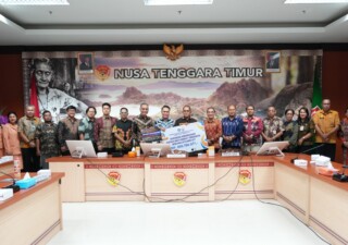 Gubernur NTT Melki Laka Lena gandeng LLDIKTI dan Kemdiktisaintek percepat pemulihan pasca bencana gempa Flores salurkan bantuan Rp1M, Jumat 2 Oktober 2026 di ruang kerja Gubernur NTT: Foto (Biro Pers NTT/Ranakanews.com)