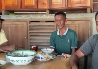 Pejabat Pembuat Komitmen (PPK) Dinas PUPR Flotim, proyek peningkatan jalan Lamanabi-Latonliwo-Tone-Latonliwo I senilai Rp 7,5 M APBD Flotim tahun 2026 Deni Maran,ST (Kiri), Direktur CV.Tosiba Tujuh Sembilan, Sintus Daton (Tengah) dan Pemilik Kuari Aransina, Ignas Kelen (Kanan Bertopi) saat deal dukungan Kuari Ignas Kelen untuk proyek jalan Hotmix sepanjang 2,310 Km tersebut, Sabtu 10 Oktober 2026 siang di kediaman Ignas Kelen Desa Aransina Tanjung Bunga: Foto (OLA/Ranakanews.com)
