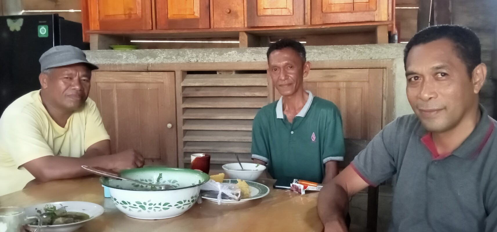 Pejabat Pembuat Komitmen (PPK) Dinas PUPR Flotim, proyek peningkatan jalan Lamanabi-Latonliwo-Tone-Latonliwo I senilai Rp 7,5 M APBD Flotim tahun 2026 Deni Maran,ST (Kiri), Direktur CV.Tosiba Tujuh Sembilan, Sintus Daton (Tengah) dan Pemilik Kuari Aransina, Ignas Kelen (Kanan Bertopi) saat deal dukungan Kuari Ignas Kelen untuk proyek jalan Hotmix sepanjang 2,310 Km tersebut, Sabtu 10 Oktober 2026 siang di kediaman Ignas Kelen Desa Aransina Tanjung Bunga: Foto (OLA/Ranakanews.com)