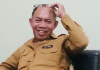 Kepala UPT. Dinas Pendapatan Propinsi NTT, Kabupaten Flores Timur, Yohanes Boro Hali, SE saat ditemui Wartawan beberapa waktu lalu di ruang kerjanya, menjelaskan tentang tunggakan pajak kendaraan dinas di lingkup kerja Pemda Flotim: Foto (OLA/Ranakanews.com)