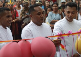 Romo Romanus Tubo Ola, Pr (tengah), Romo Martinus Philipus Riberu, Pr (Kiri) dan Romo Metodius Tedun Lamuda,Pr , Tiga Imam Baru Keuskupan Larantuka yang ditahbiskan Uskup Larantuka Mgr.Yohanes Hans Monteiro, Pr di Gereja Katedral Reinha Rosari Larantuka, Kamis 29 Oktober 2026, yang telah diarak pawai keliling Kota Larantuka oleh Keluarga dan Umat pada Minggu 25 Oktober 2026, dan diterima secara resmi Panitia Tahbisan Imam Baru Keuskupan Larantuka: Foto (RTO/OLA/Ranakanews.com)