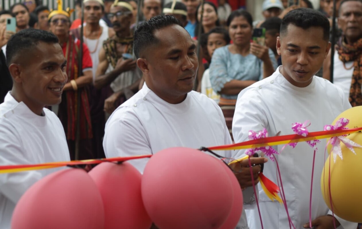 Romo Romanus Tubo Ola, Pr (tengah), Romo Martinus Philipus Riberu, Pr (Kiri) dan Romo Metodius Tedun Lamuda,Pr , Tiga Imam Baru Keuskupan Larantuka yang ditahbiskan Uskup Larantuka Mgr.Yohanes Hans Monteiro, Pr di Gereja Katedral Reinha Rosari Larantuka, Kamis 29 Oktober 2026, yang telah diarak pawai keliling Kota Larantuka oleh Keluarga dan Umat pada Minggu 25 Oktober 2026, dan diterima secara resmi Panitia Tahbisan Imam Baru Keuskupan Larantuka: Foto (RTO/OLA/Ranakanews.com)